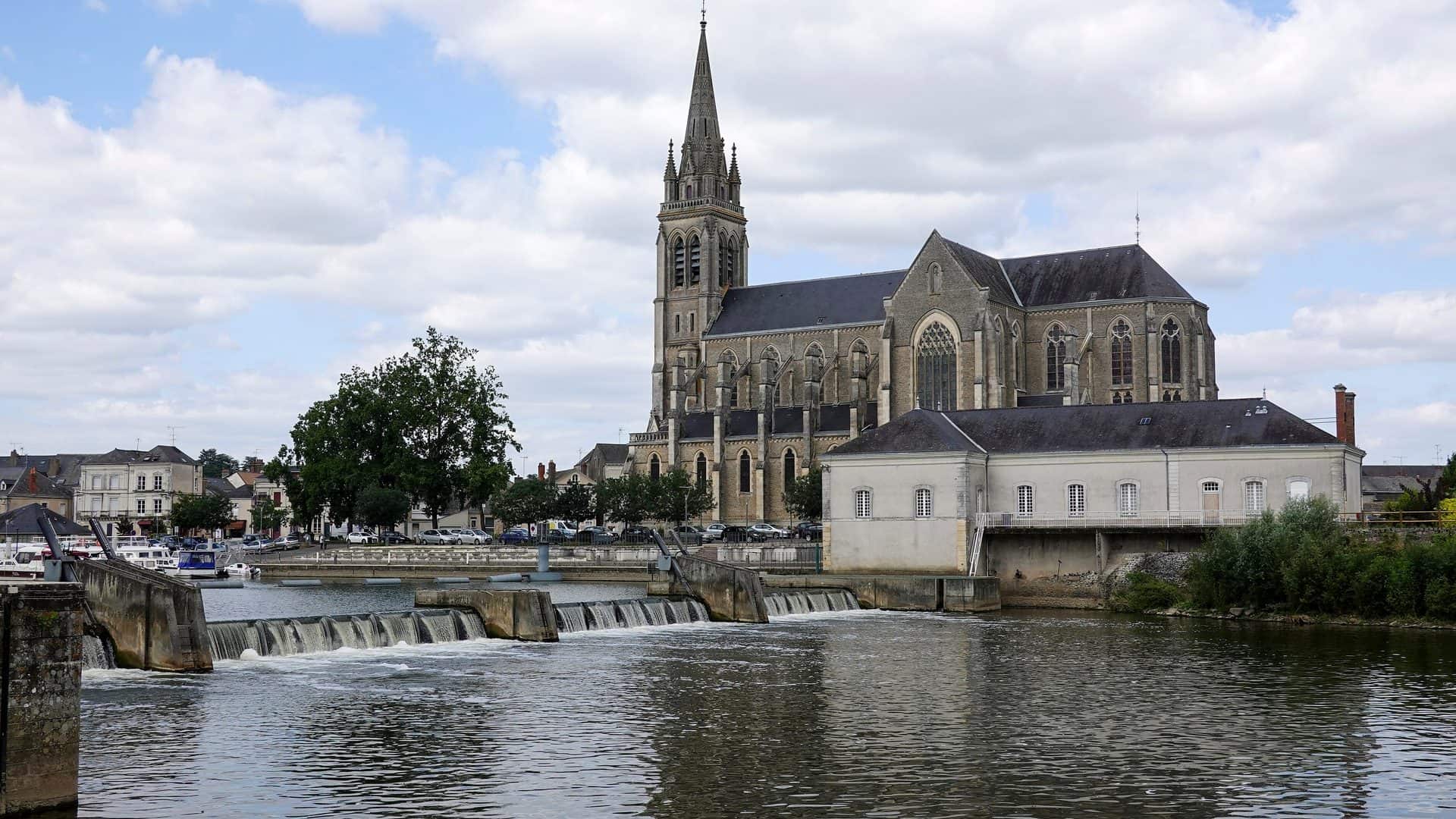 L'église Notre-Dame de Sablé-sur-Sarthe au bord de la Sarthe